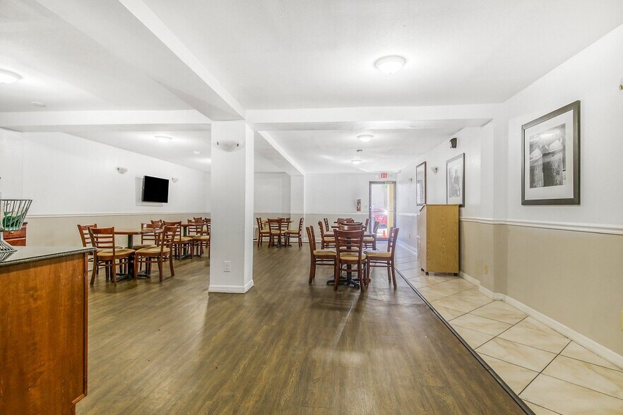 More Photos Of 2904 W International Speedway Blvd, Daytona Beach Hotel For Sale