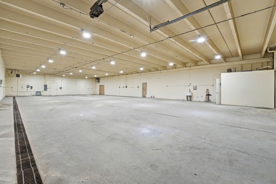 More Photos Of 2513-2515 E Willamette Ave, Colorado Springs Manufacturing For Lease