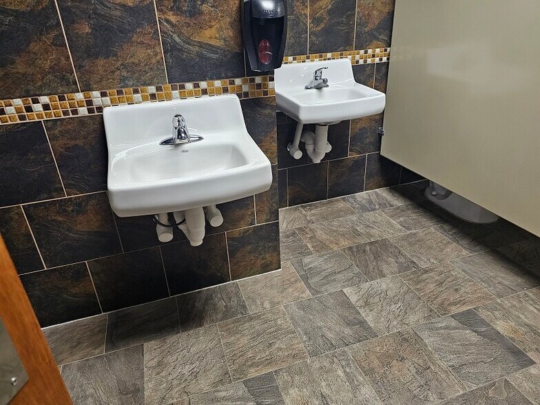 More Photos Of 4852-4854 S State Highway Ff, Battlefield General Retail For Lease