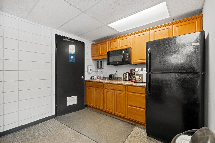 More Photos Of 815-925 E Albert Dr, Manitowoc Warehouse For Lease