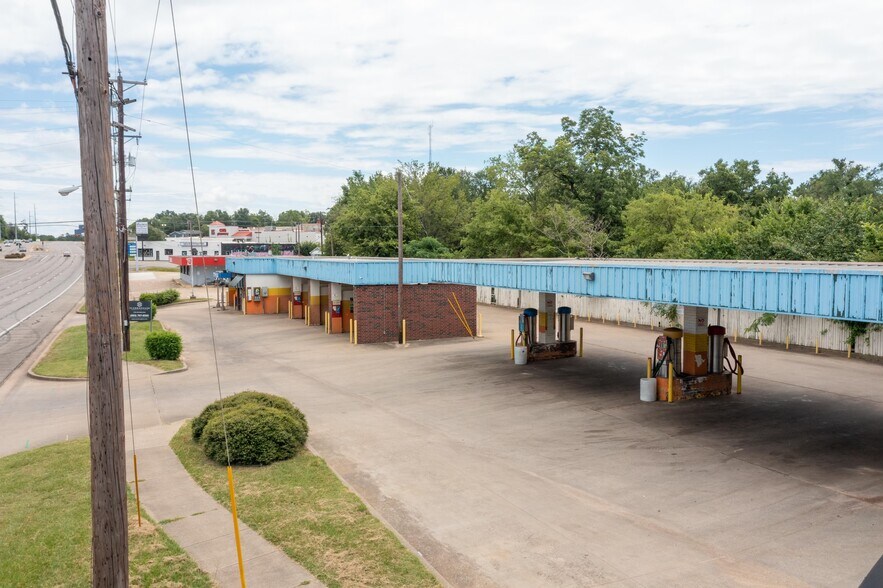 More Photos Of 1820 W Gentry Pky, Tyler Specialty For Sale