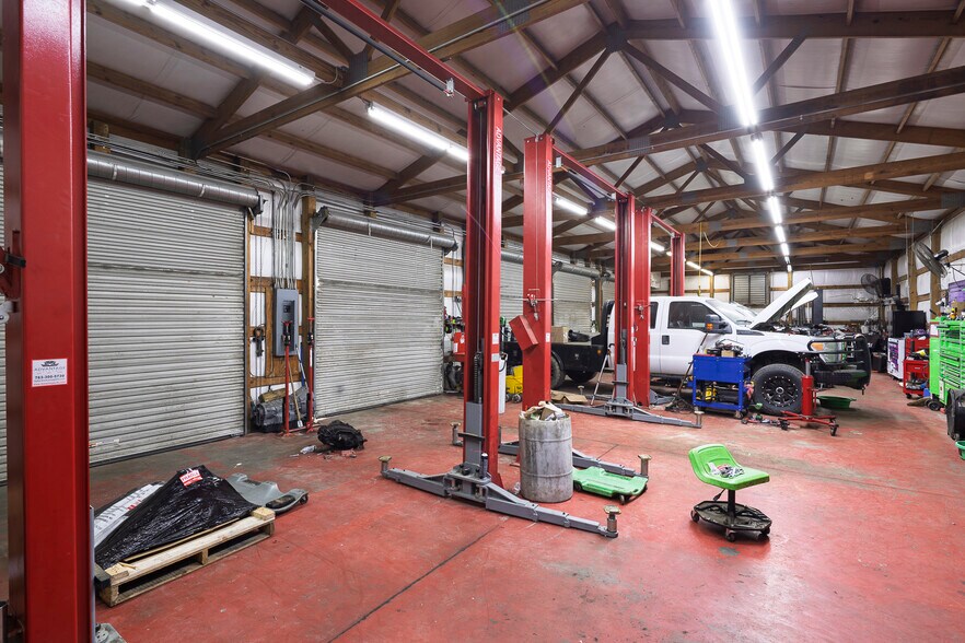 More Photos Of 508 Travis Ave, Saluda Auto Repair For Sale