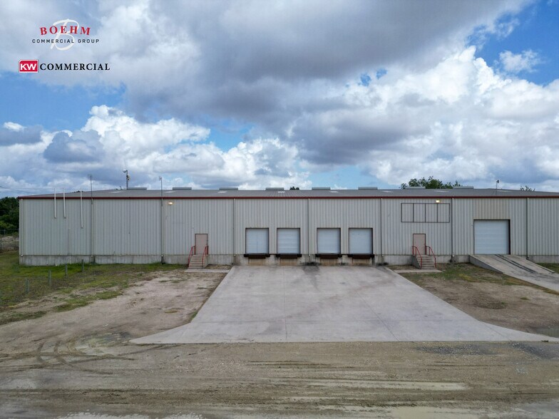 More Photos Of 100 Lupita Cir, Del Rio Distribution For Sale