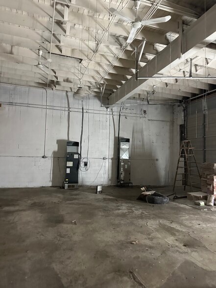 More Photos Of 398 Auburn Rd, Pontiac Warehouse For Lease