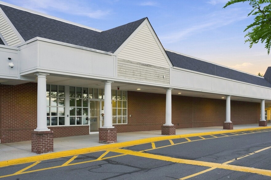 More Photos Of 2 Elm St, Woburn Freestanding For Lease