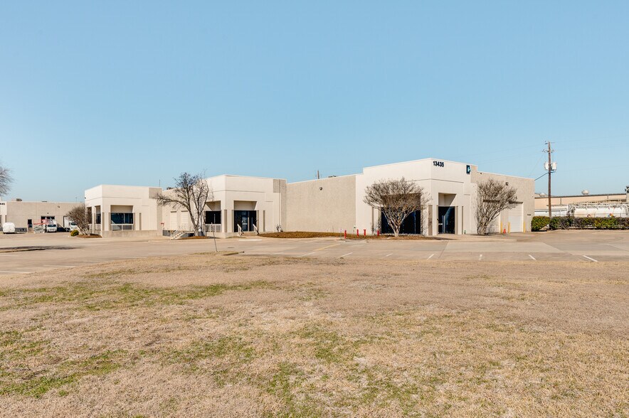 More Photos Of 13435 Jupiter Rd, Dallas Distribution For Lease