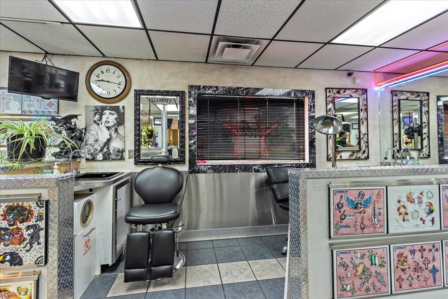 More Photos Of 11712 W Colfax Ave, Lakewood Freestanding For Lease