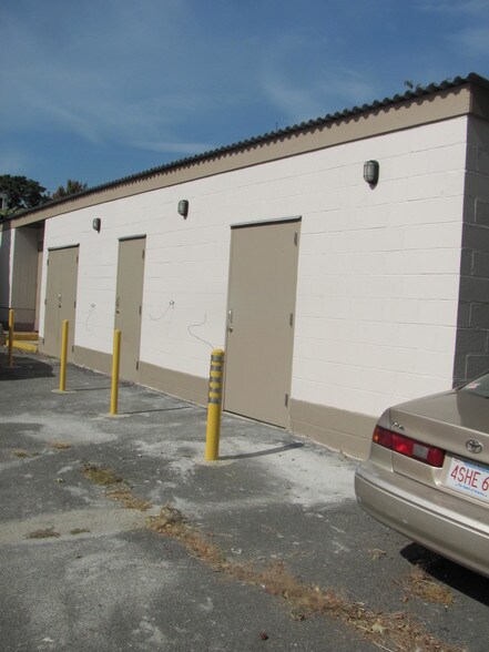 More Photos Of 17 Caldwell St, Charlestown Showroom For Lease