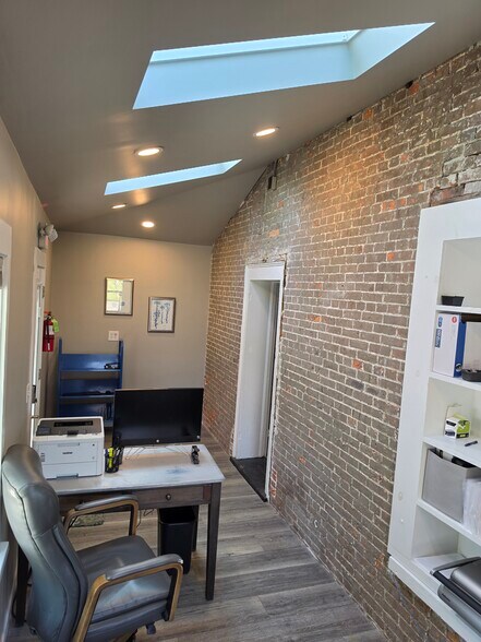 More Photos Of 104 E Pine St, Georgetown Office Residential For Lease