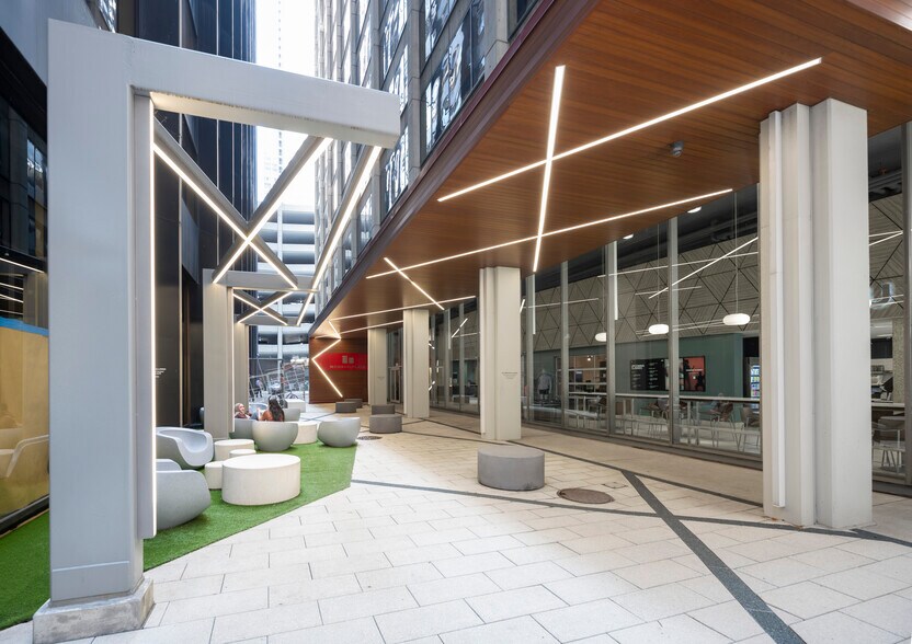 More Photos Of 230 W Monroe St, Chicago Office For Lease