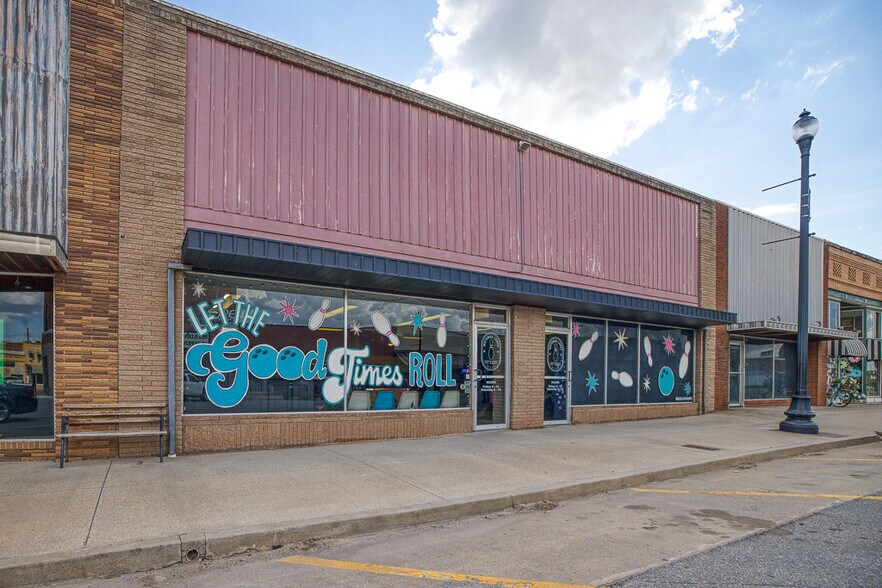 More Photos Of 109 W Main St, Watonga Storefront For Sale