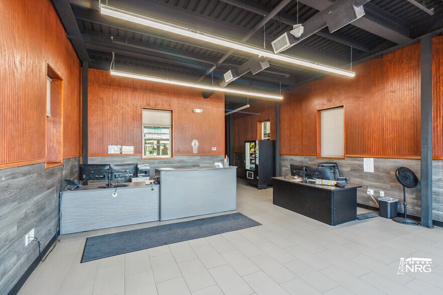 More Photos Of 2626 W Pioneer Pky, Grand Prairie Truck Terminal For Lease