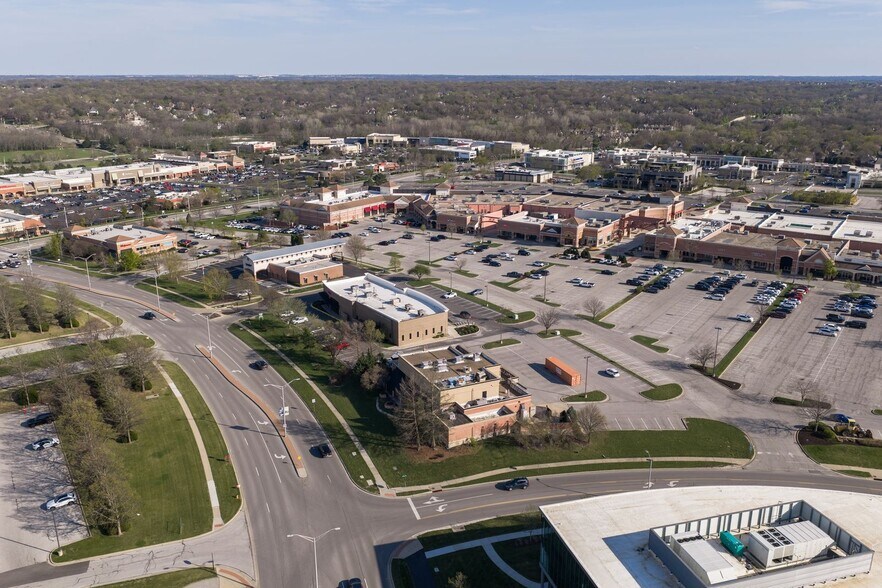 More Photos Of 4907-4917 Town Center Dr, Leawood Freestanding For Lease