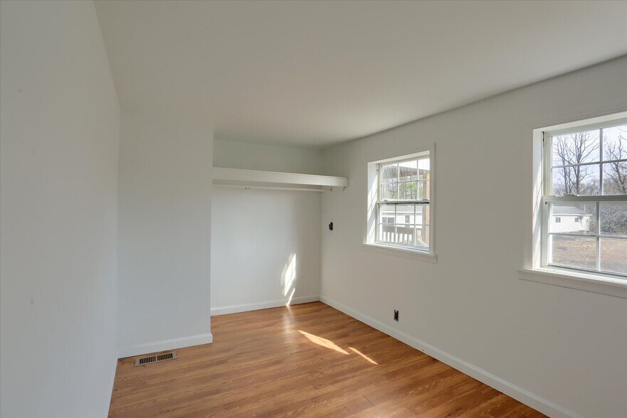 More Photos Of 145 Chamberlaine Ave, Pottsville Flex For Sale