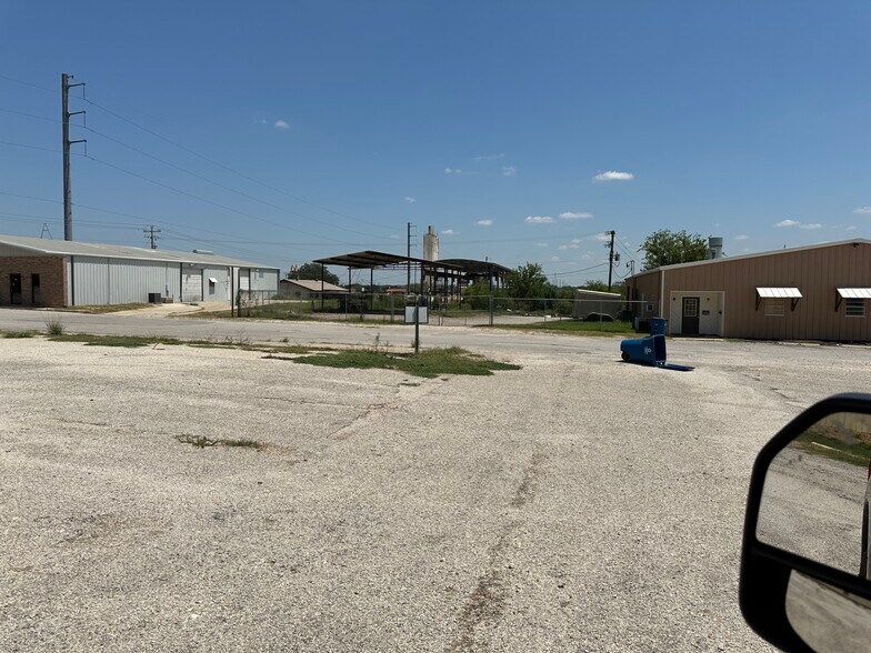 More Photos Of 103 Turner Ln, Floresville Light Distribution For Sale