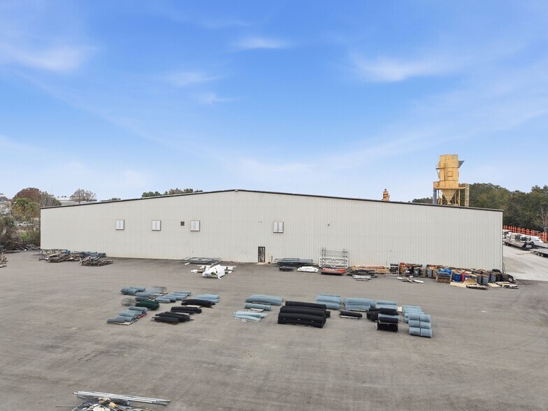 More Photos Of 263-271 Southridge Industrial Dr, Tavares Warehouse For Lease