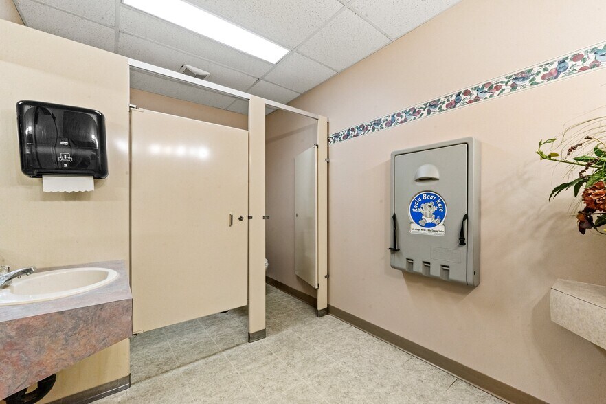 More Photos Of 1916 10th Av, Spruce View Restaurant For Sale