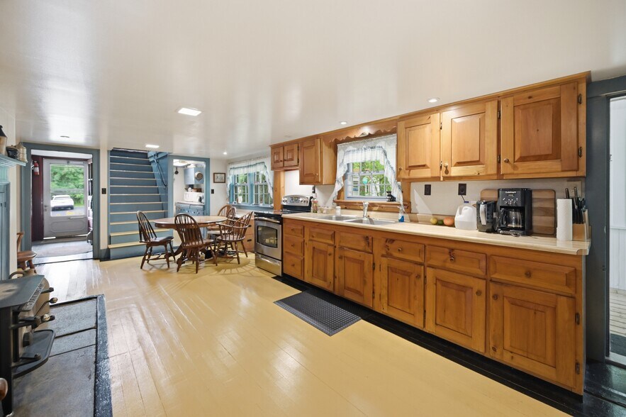 More Photos Of 65 Chester Rd, Raymond Flex For Sale