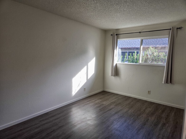 More Photos Of 2020 S Dora St, Ukiah Apartments For Sale