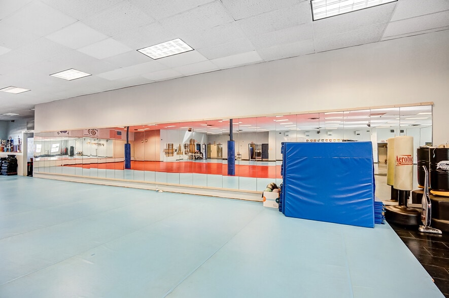 More Photos Of 20 Iron Gate Park Dr, Centerville Storefront Retail Office For Lease