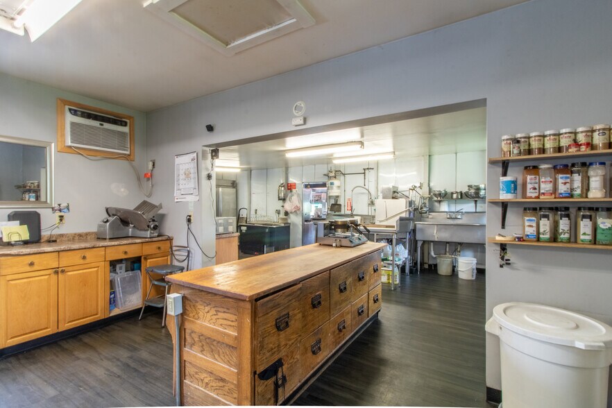 More Photos Of 585 US Route 5, Coventry Specialty For Sale