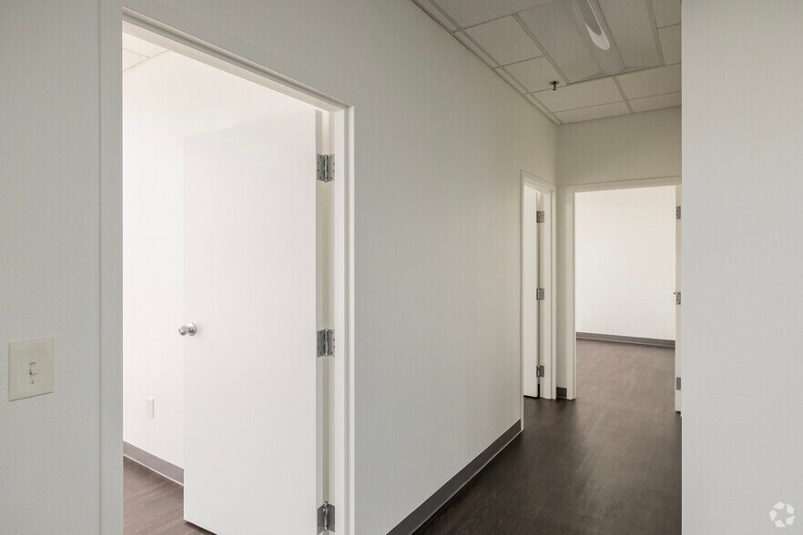 More Photos Of 6708 Harney Rd, Tampa Distribution For Lease