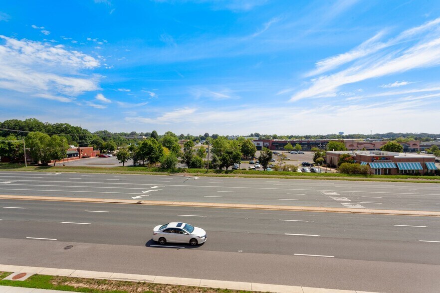 More Photos Of 13885 Hedgewood Dr, Woodbridge Office Residential For Sale