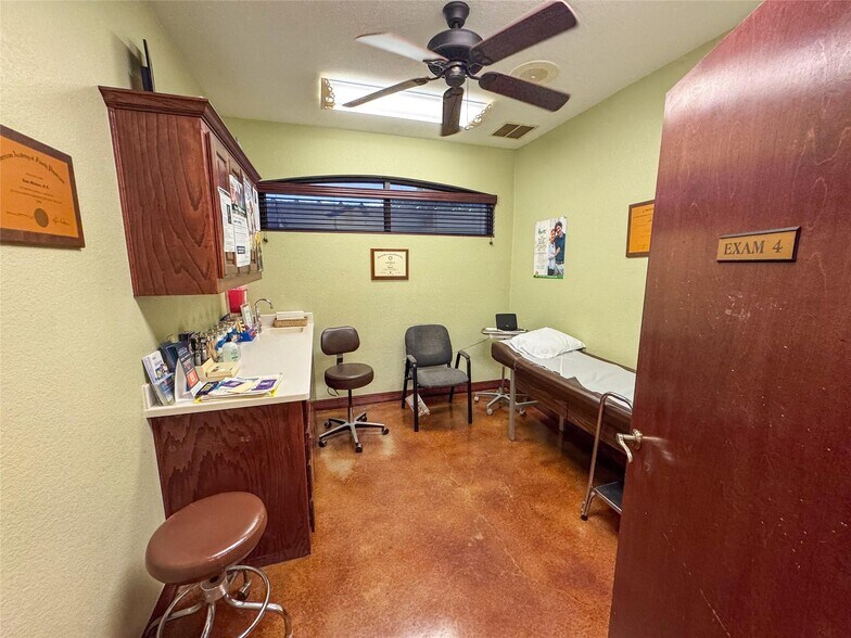 More Photos Of 1700 Gallagher Dr, Sherman Medical For Sale