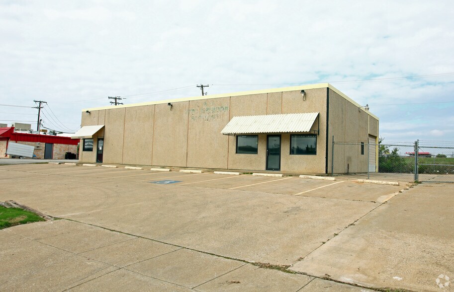 Primary Photo Of 5515 Bonner Dr, Fort Worth Distribution For Sale