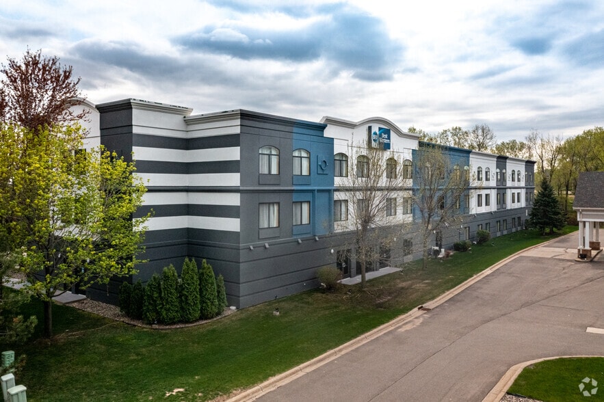 More Photos Of 970 Helena Ave N, Oakdale Hotel For Sale