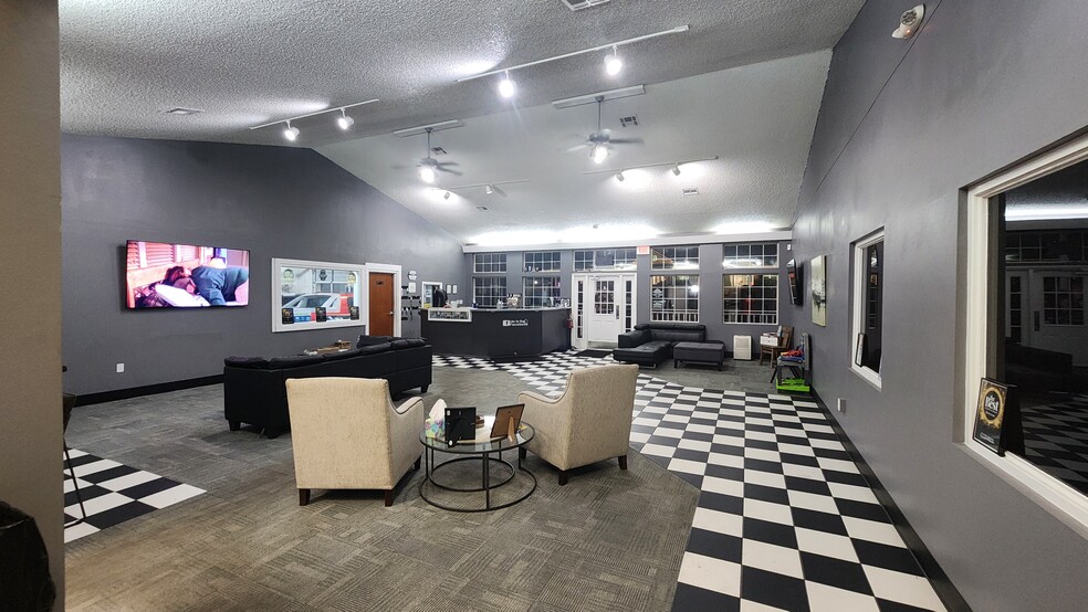 More Photos Of 3010 W Walnut St, Rogers Auto Repair For Sale