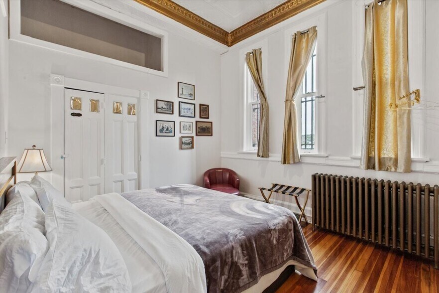 More Photos Of 49 Florida Ave, Amsterdam Hospitality For Sale