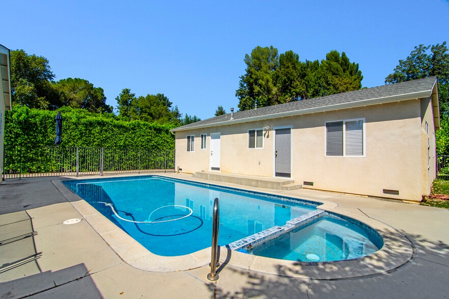 More Photos Of 22839 Dolorosa St, Woodland Hills Multifamily For Lease