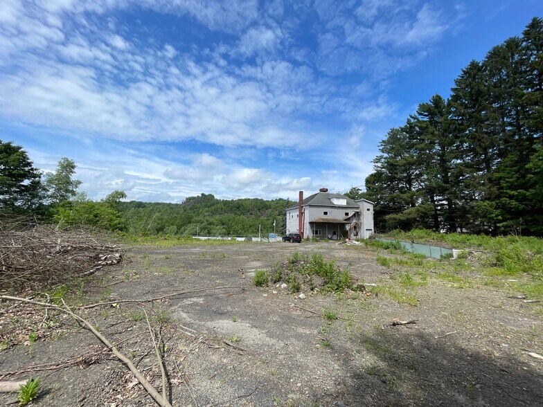 More Photos Of 786 Main St, Simpson Office For Sale