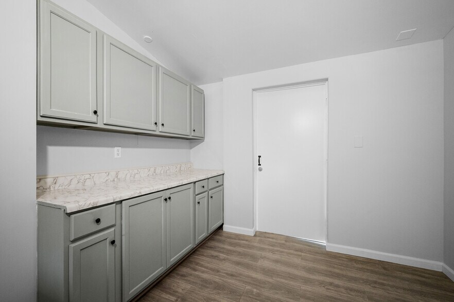 More Photos Of 7798 Foothill Blvd, Tujunga Freestanding For Sale