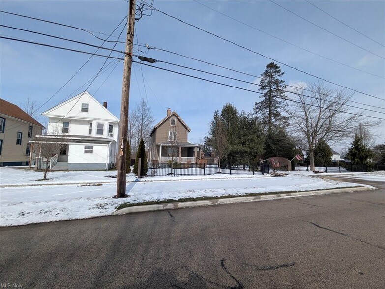 More Photos Of 17 W Walnut St, Jefferson General Retail For Sale