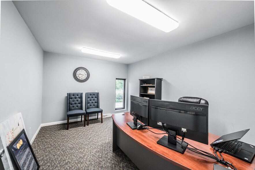 More Photos Of 1502 Westen St, Bowling Green Office For Sale