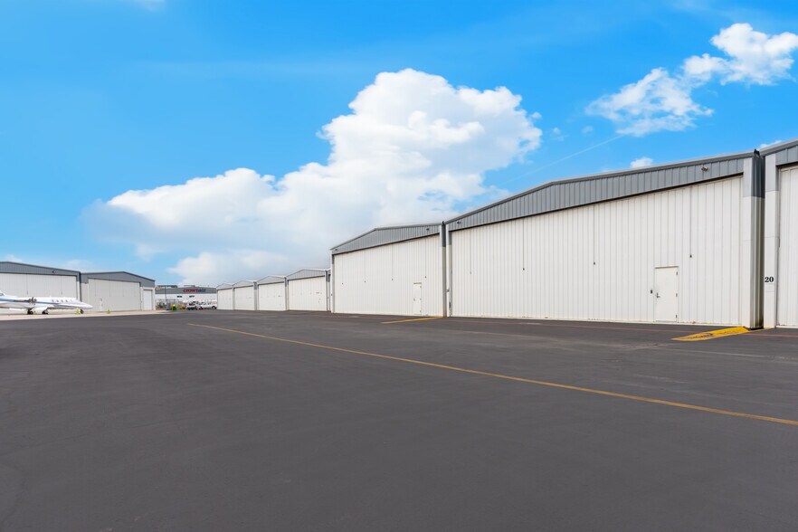 More Photos Of 3753 Montgomery Drive, San Diego Airplane Hangar For Sale