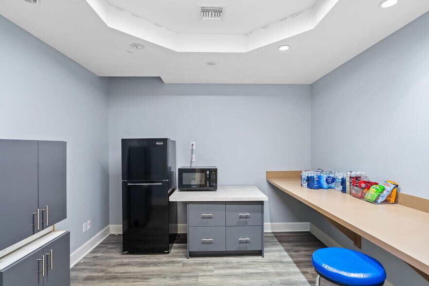 More Photos Of 6241 Arc Way, Fort Myers Office For Sale