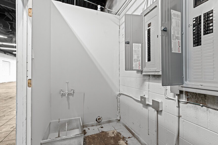 More Photos Of 192 S Main St, Mount Clemens Freestanding For Sale