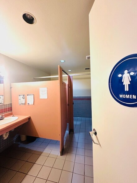 More Photos Of 1781 McGaw Ave, Irvine Warehouse For Lease