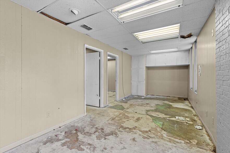 More Photos Of 600 Turner Dr, Palestine Warehouse For Sale