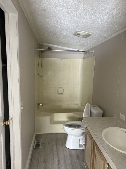 More Photos Of 510 W Burr Oak St, Centreville Manufacturing For Sale