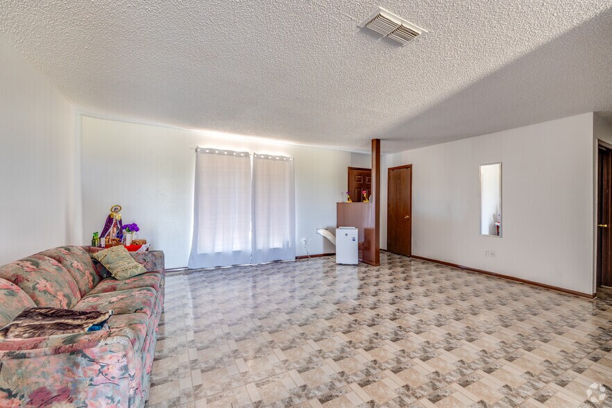 More Photos Of 1725 E 1st St, Dumas Multifamily For Sale