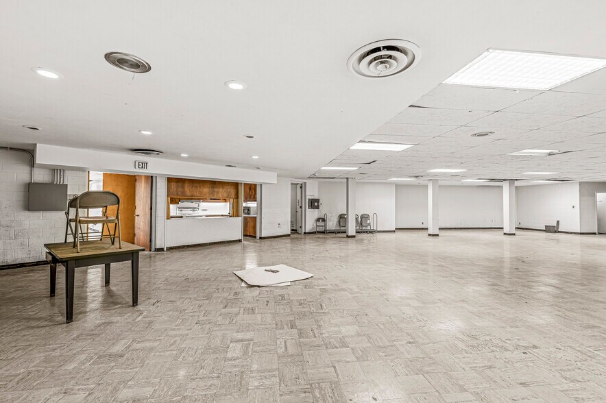 More Photos Of 101 S Anderson St, Elwood Restaurant For Sale