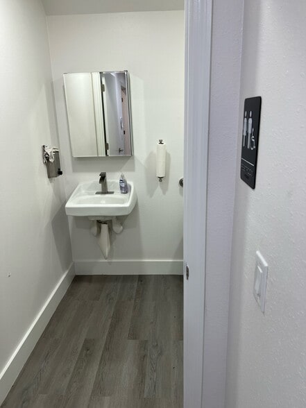 More Photos Of 2581 FL-60, Valrico Warehouse For Lease