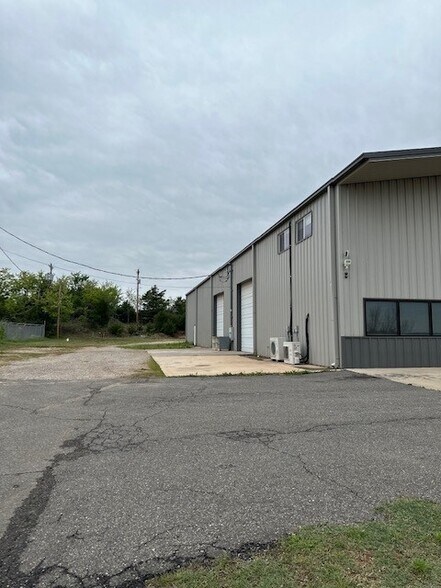 More Photos Of 6355 Boucher Dr, Edmond Showroom For Lease