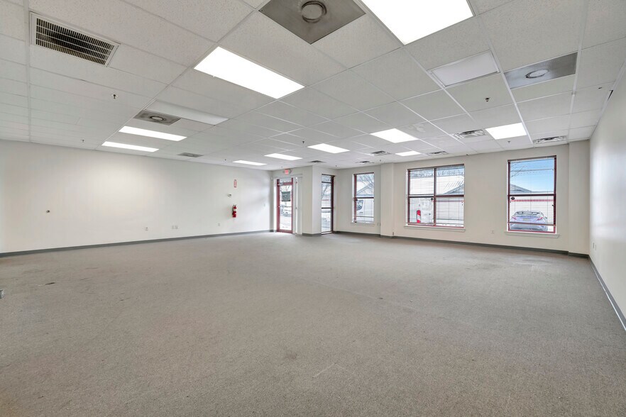 More Photos Of 161-191 Edgemoor Rd, Wilmington Light Distribution For Lease