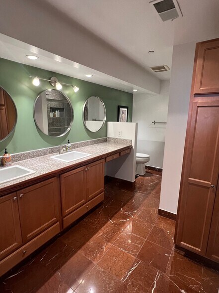 More Photos Of 418-420 E State St, Rockford Storefront For Sale