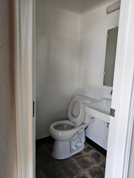 More Photos Of 8309-8323 McCullough Ave, San Antonio Freestanding For Lease